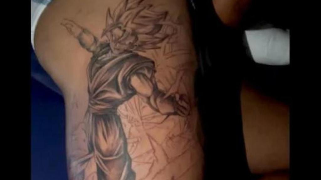 Aubameyang luce su tatuaje de Dragon Ball en su pierna derecha
