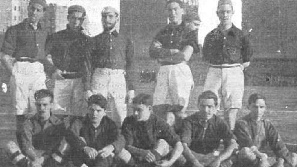 La alineación del FC Barcelona del 1 de enero de 1907, con camisa azulgrana y pantalón blanco