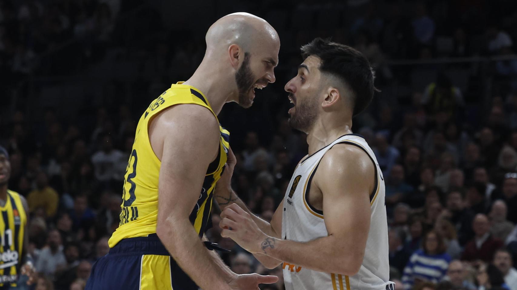 Nick Calathes se encara con Facundo Campazzo