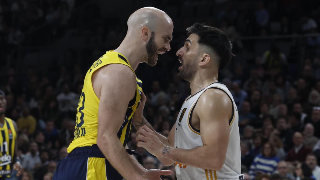 Nick Calathes se encara con Facundo Campazzo