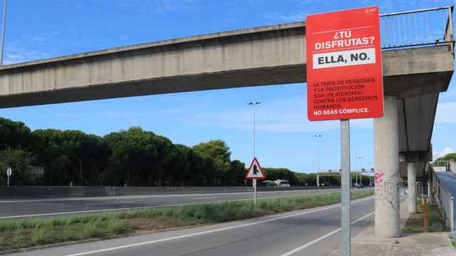 Rótulo en la C-31 para disuadir a los clientes de la prostitución