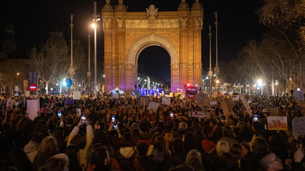 Decenas de mujeres durante la manifestación del 8M en Barcelona