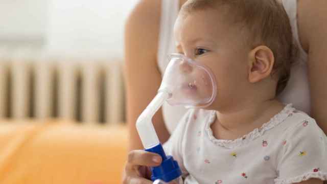 Un bebé es tratado de una bronquiolitis