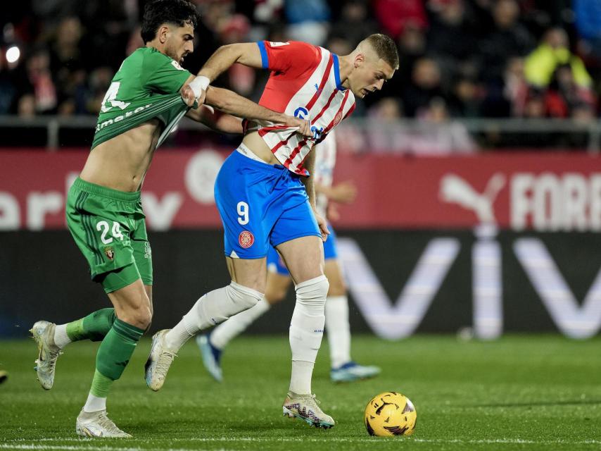 Artem Dovbyk, presionado por Alejandro Catena en el Girona-Osasuna