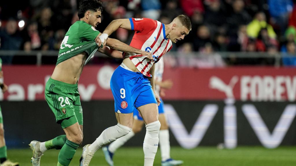 Artem Dovbyk, presionado por Alejandro Catena en el Girona-Osasuna
