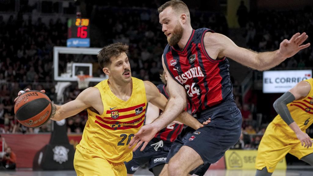 Nico Laprovittola, defendido por Matt Costello en el Baskonia-Barça