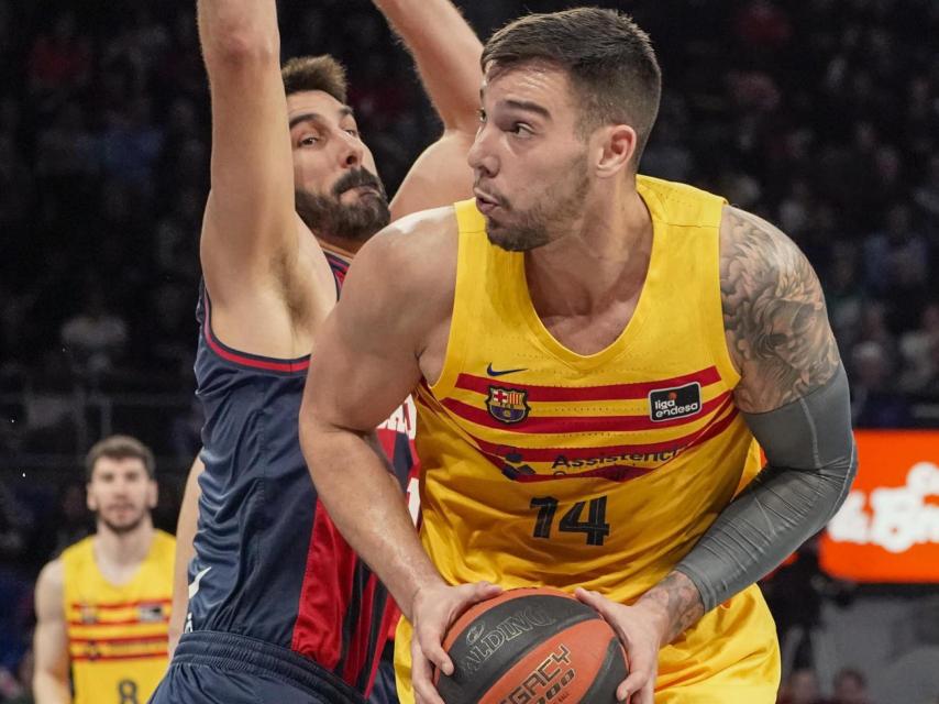 Willy Hernangómez, debajo de canasta, presionado por Dani Díez