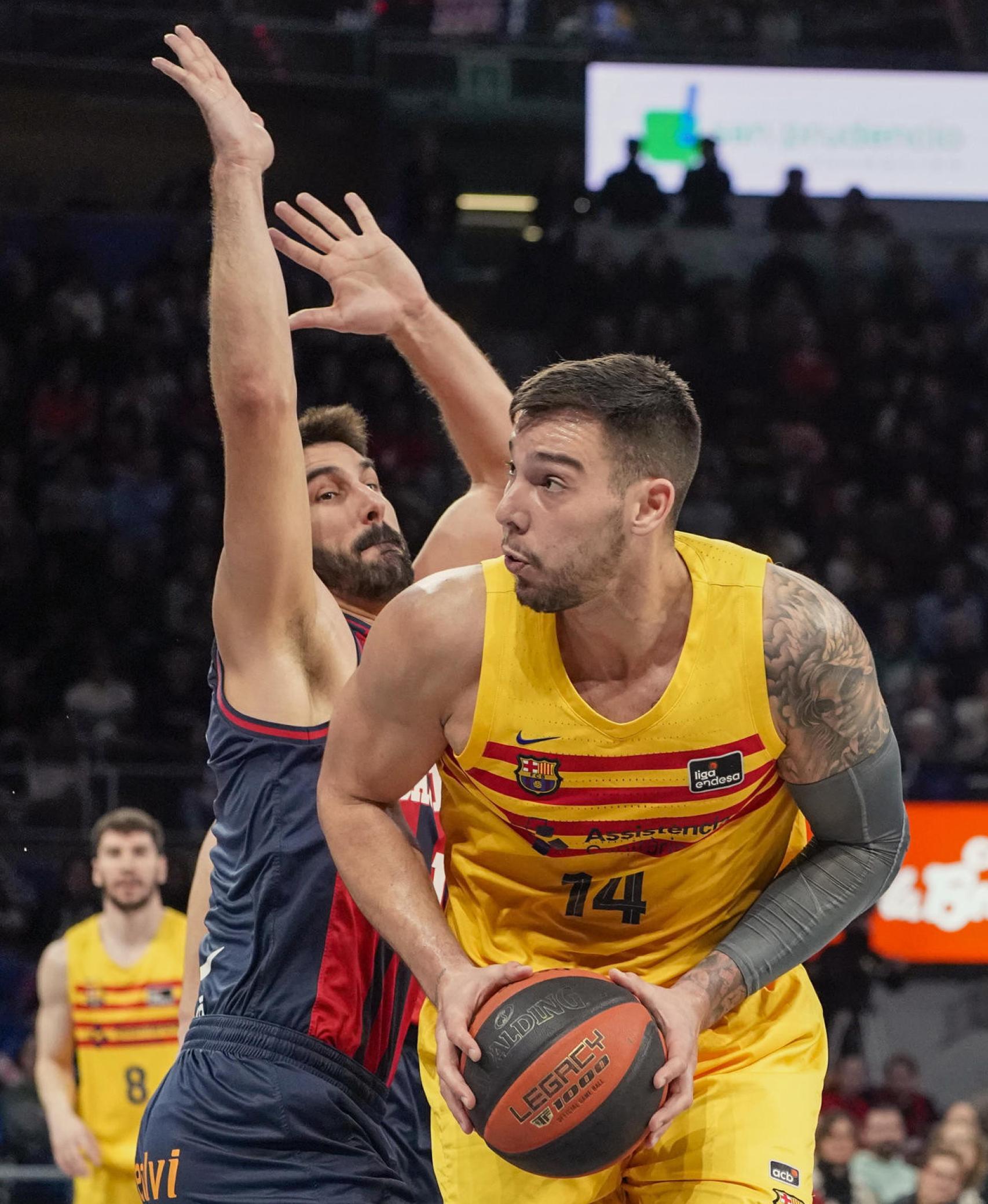 Willy Hernangómez, debajo de canasta, presionado por Dani Díez