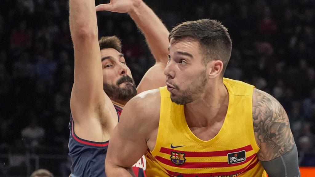 Willy Hernangómez, debajo de canasta, presionado por Dani Díez