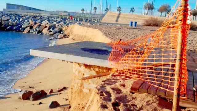 La playa de Badalona después del temporal