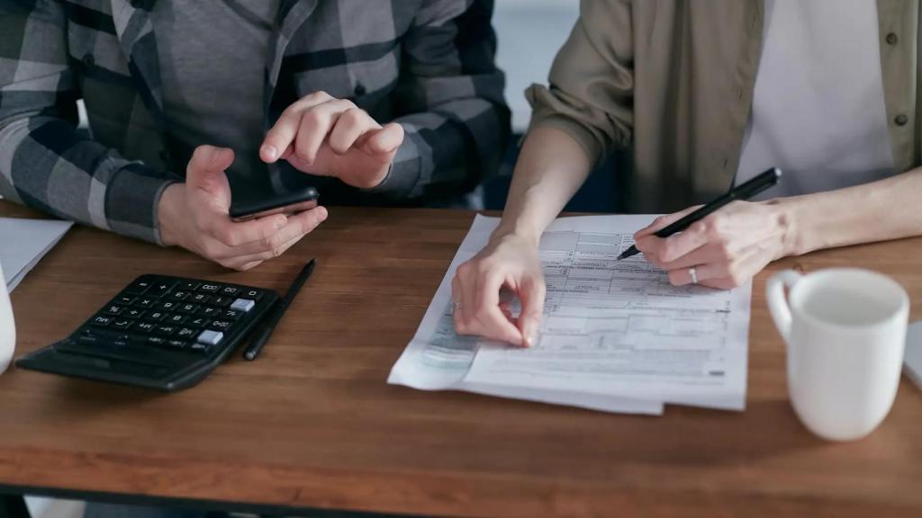 Dos personas hacen la declaración de la Renta