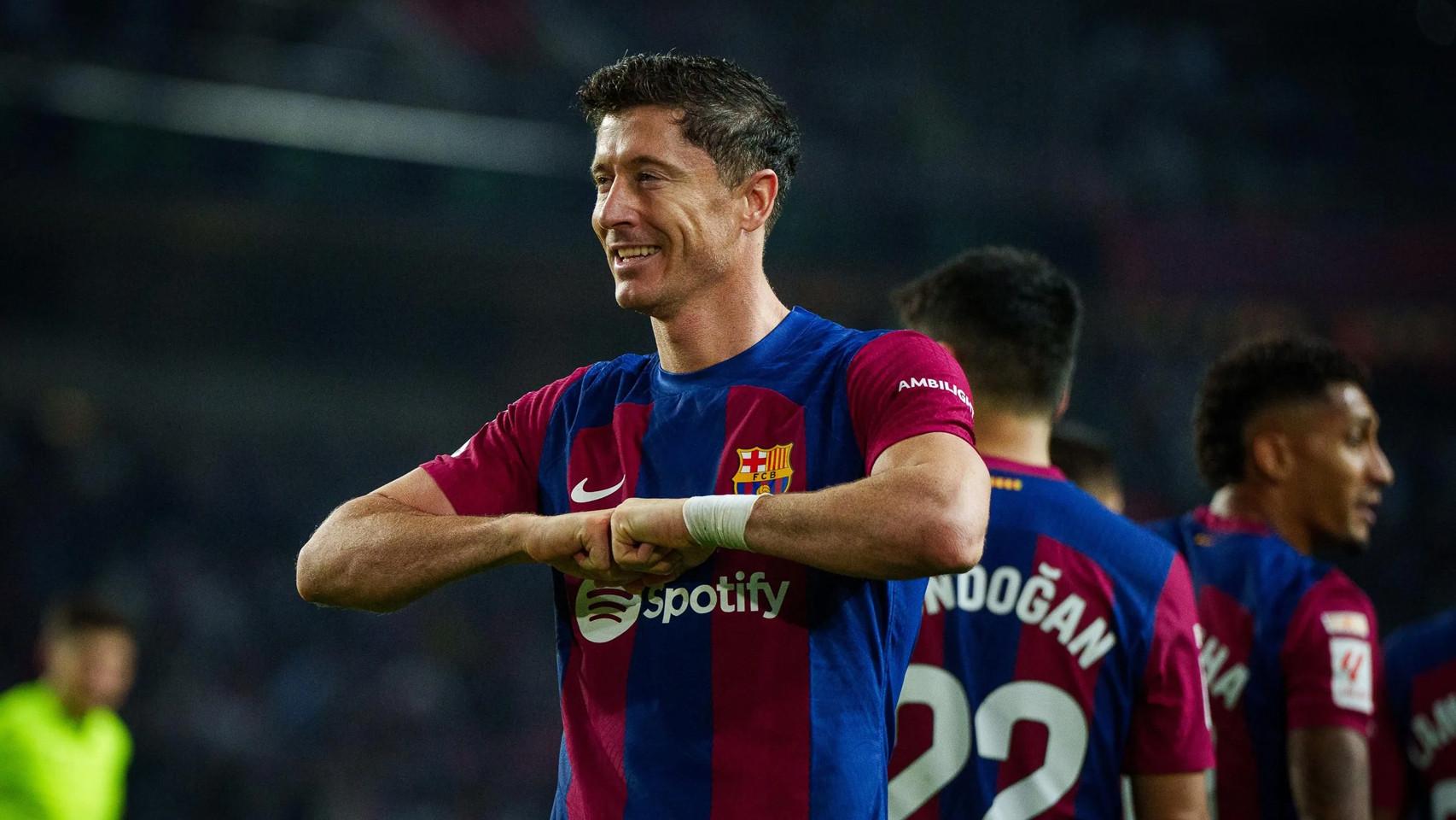 Lewandowski festeja un gol en la victoria liguera del Barça en Montjuïc