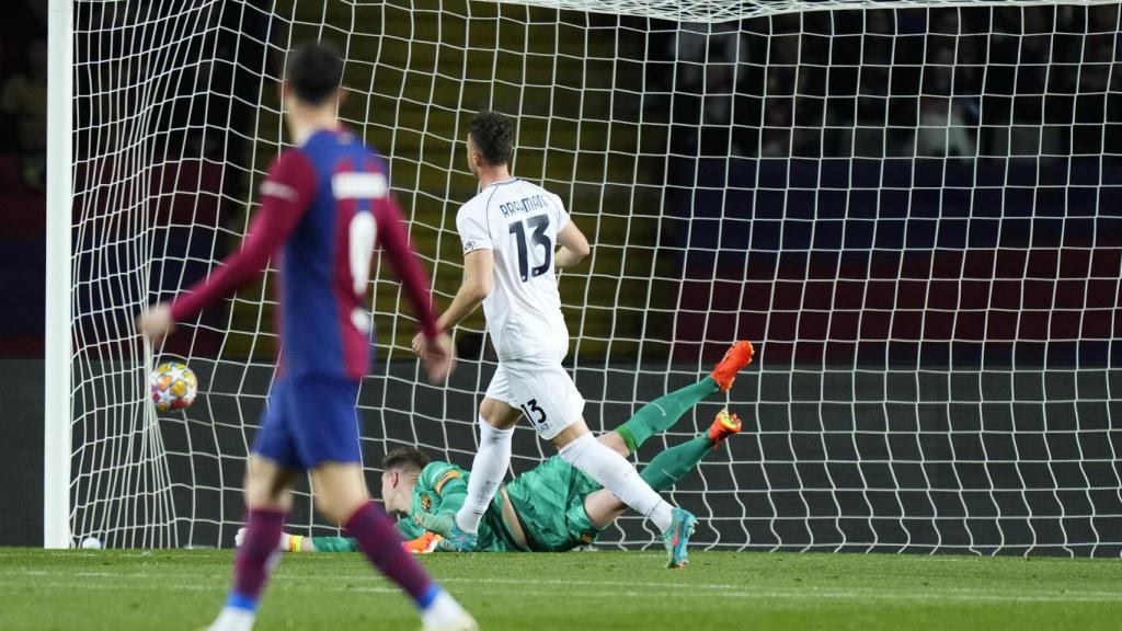 Ter Stegen no puede hacer nada en el gol del Nápoles en Montjuïc