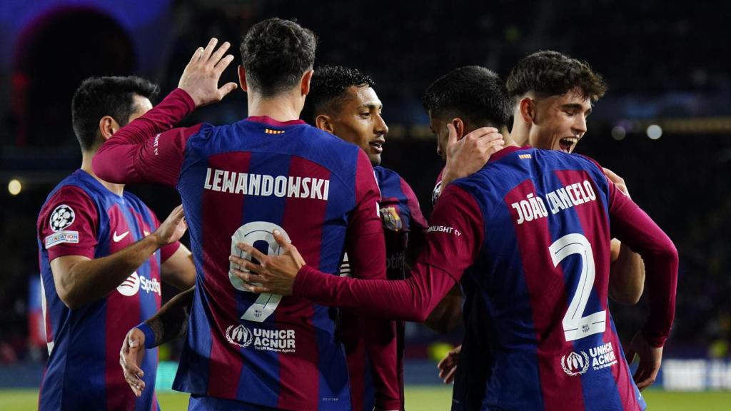 Los jugadores del Barça celebran el gol de Joao Cancelo