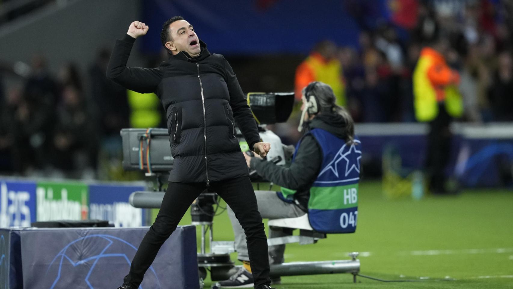 Xavi celebra un gol del Barça