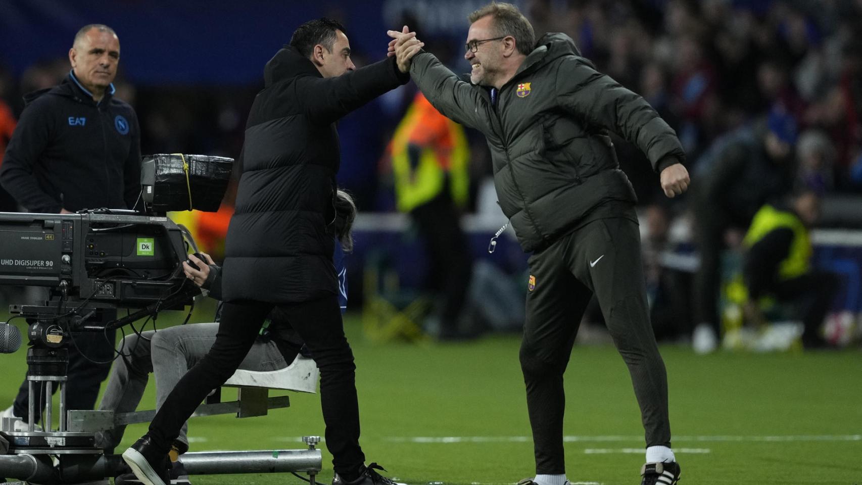 Xavi celebra con su hermano Óscar la clasificación del Barça