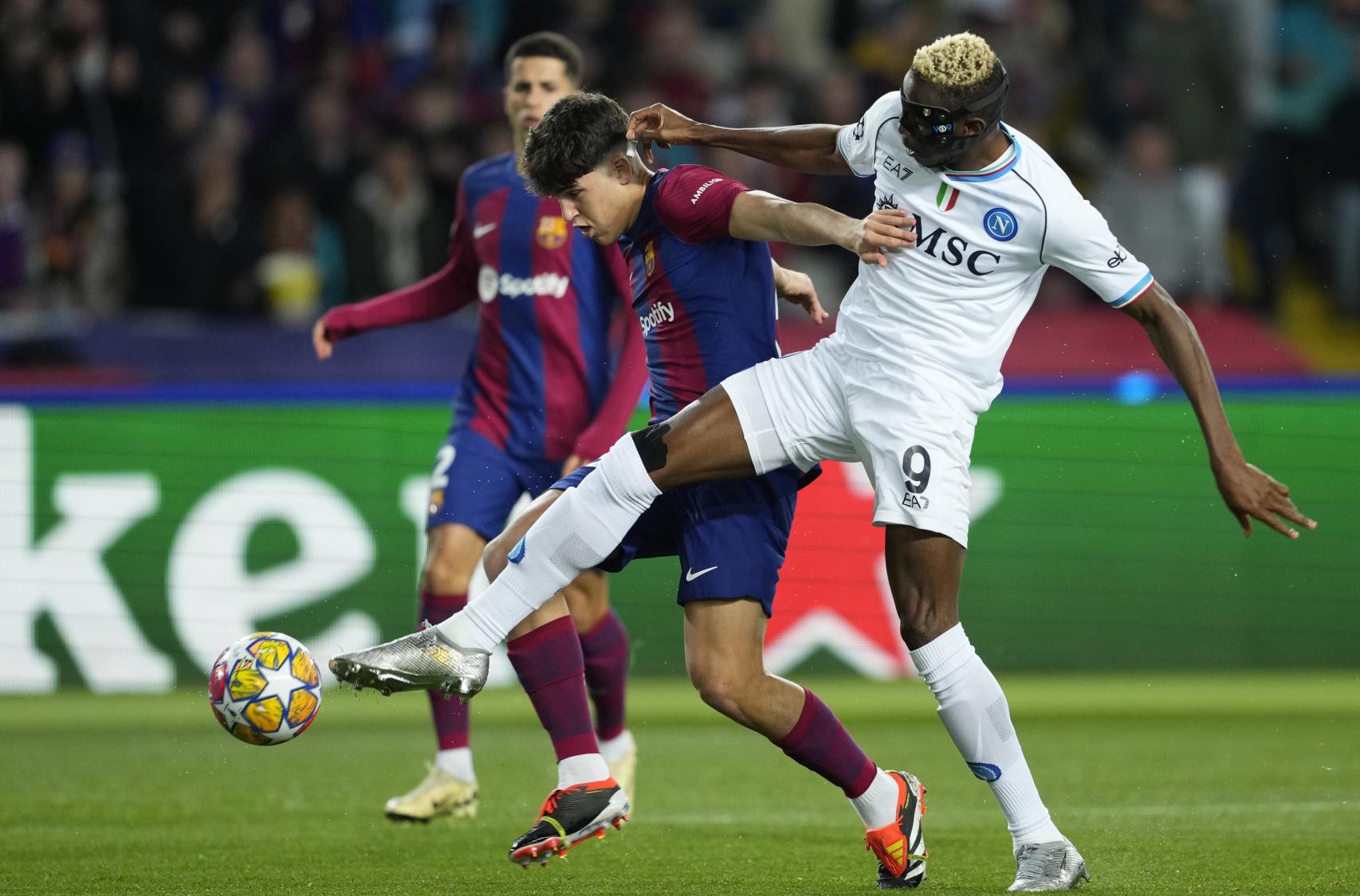 Pau Cubarsí en un duelo contra Osimhen en Montjuïc