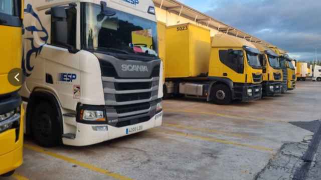 Flota de camiones de DHL Parcel en la nave de Santa Perpètua