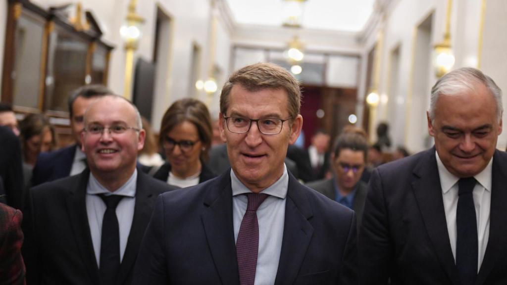El presidente del Partido Popular, Alberto Núñez Feijóo (c), a su salida de una sesión plenaria, en el Congreso de los Diputados