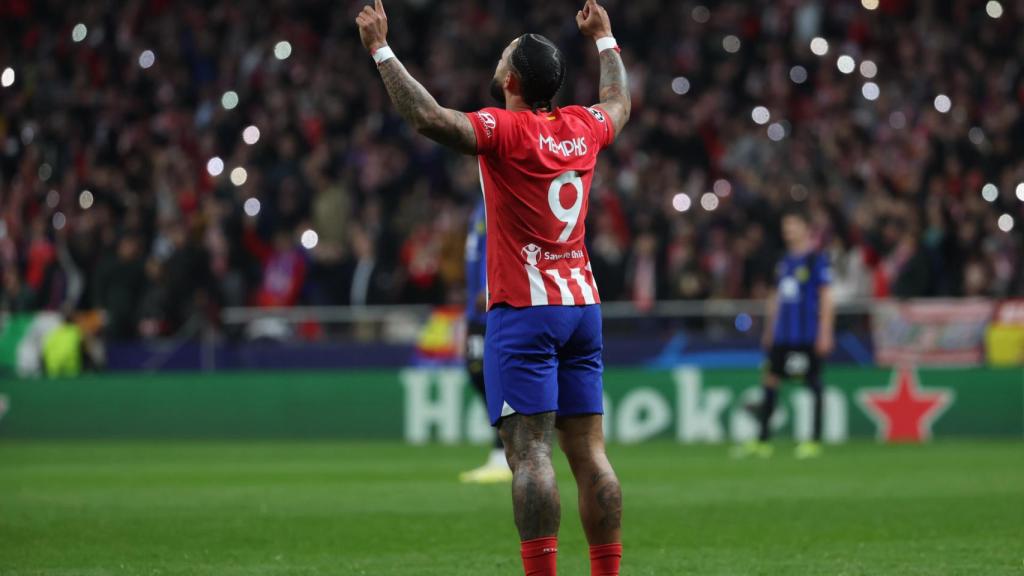 La celebración de Memphis Depay tras marcar el segundo gol contra el Inter