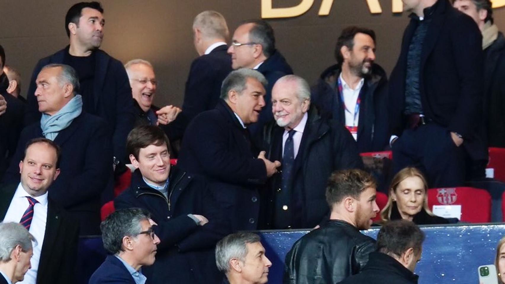 Laporta conversa con De Laurentiis en el palco de Montjuïc