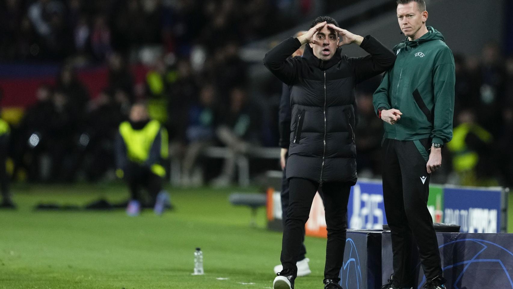 Xavi lamenta una ocasión fallada en el partido contra el Nápoles