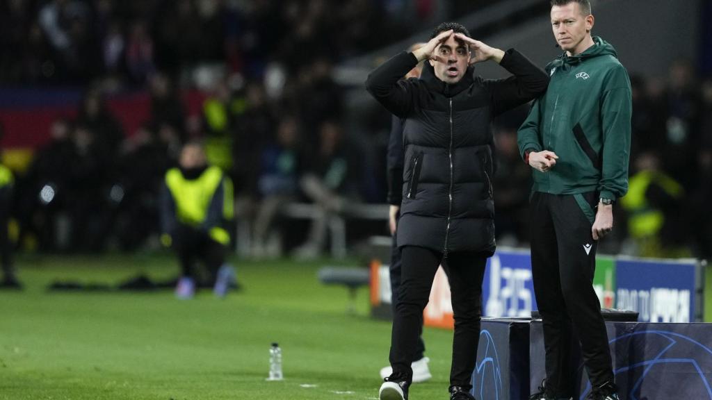 Xavi lamenta una ocasión fallada en el partido contra el Nápoles