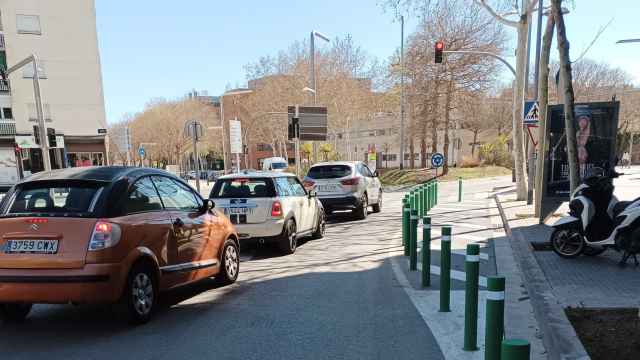 Colas de coches en el acceso a la rotonda del Bonpreu de Viladecans