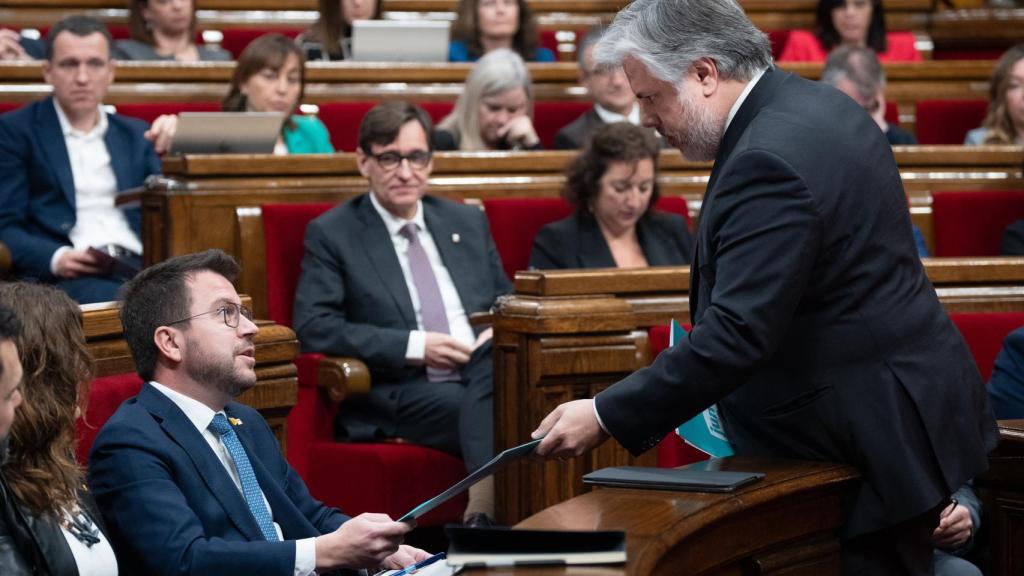 El presidente de Junts en el Parlament, Albert Batet, entrega al presidente de la Generalitat, Pere Aragonès, las propuestas de su partido para alcanzar un acuerdo para los Presupuestos 2024