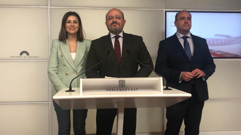 El líder del PP Alejandro Fernández, junto a los diputados Lorena Roldán y Daniel Serrano