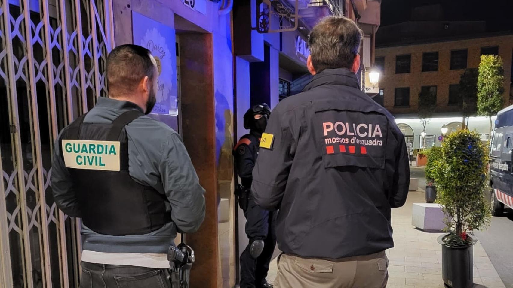 Un mosso y un guardia civil, en el operativo conjunto en Tarragona