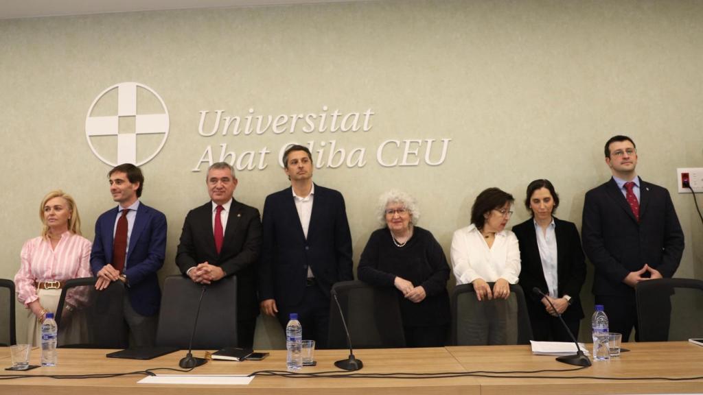 De izquierda a derecha: Mónica González, Pablo Baró, Mario García, Iñaki Ellakuria (moderados), Teresa Freixes, Cristina Dexeus, Ana de la Herrán y Alberto Bravo Queipo de Llano