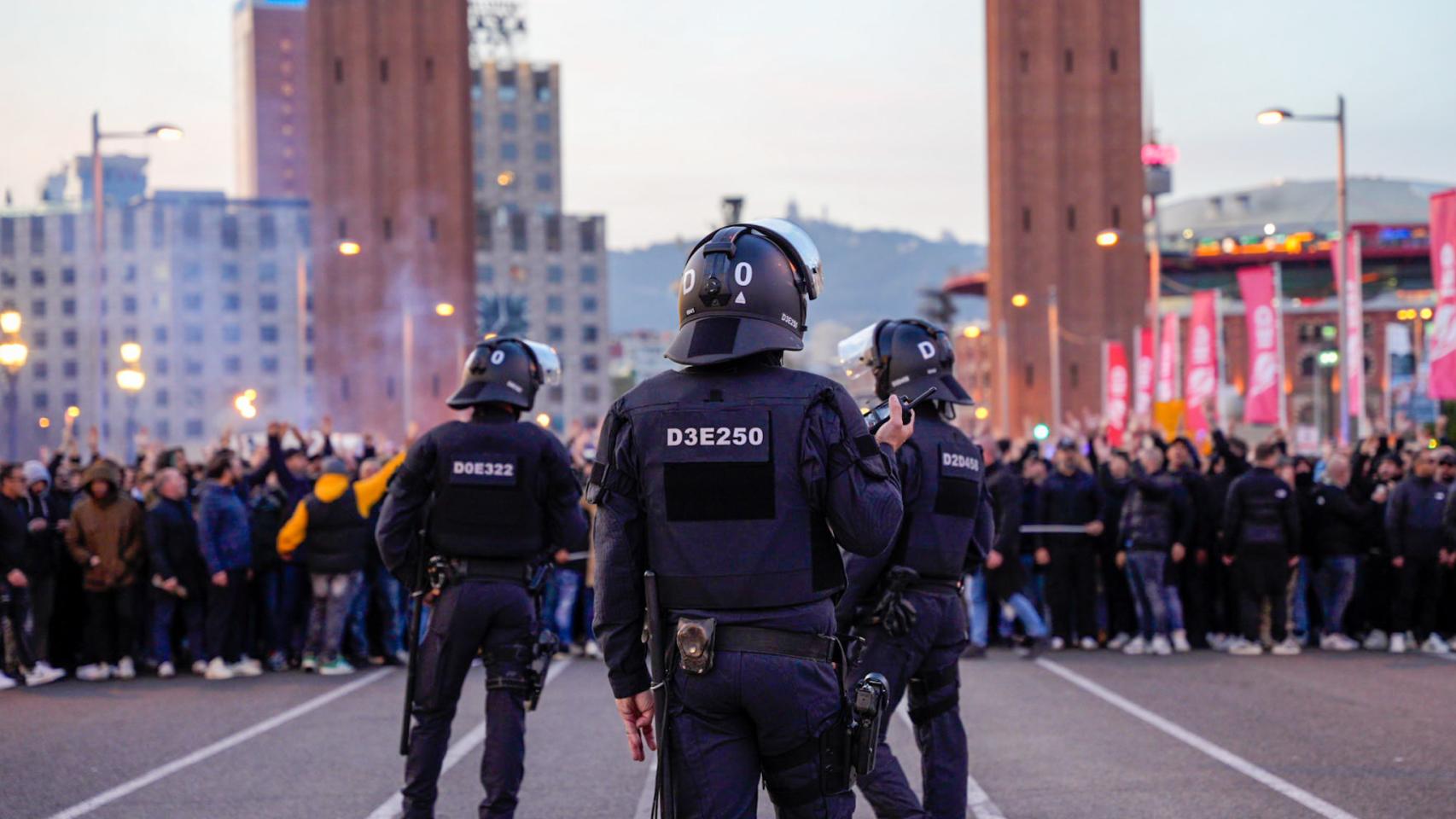 Agentes de la Brigada Móvil de los Mossos d'Esquadra en un operativo de orden público