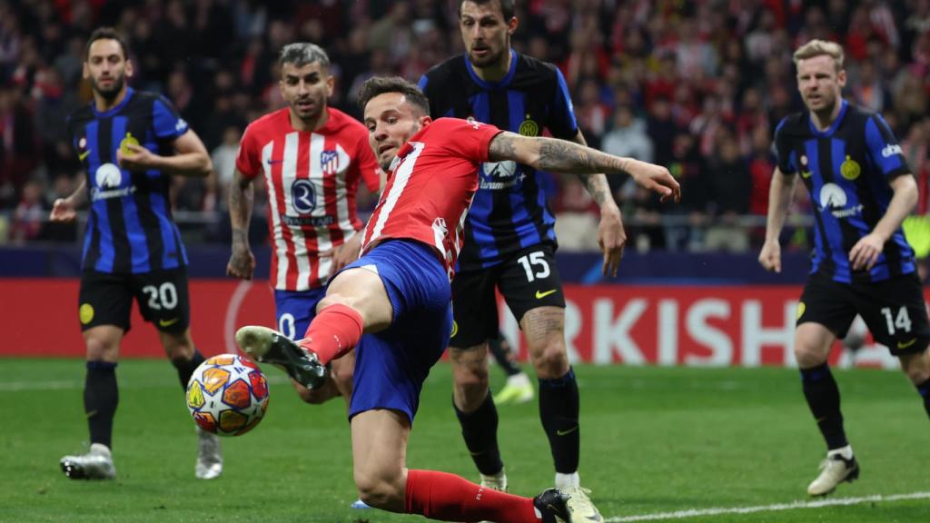 Saúl Ñíguez pugna por un balón en el Atlético-Inter