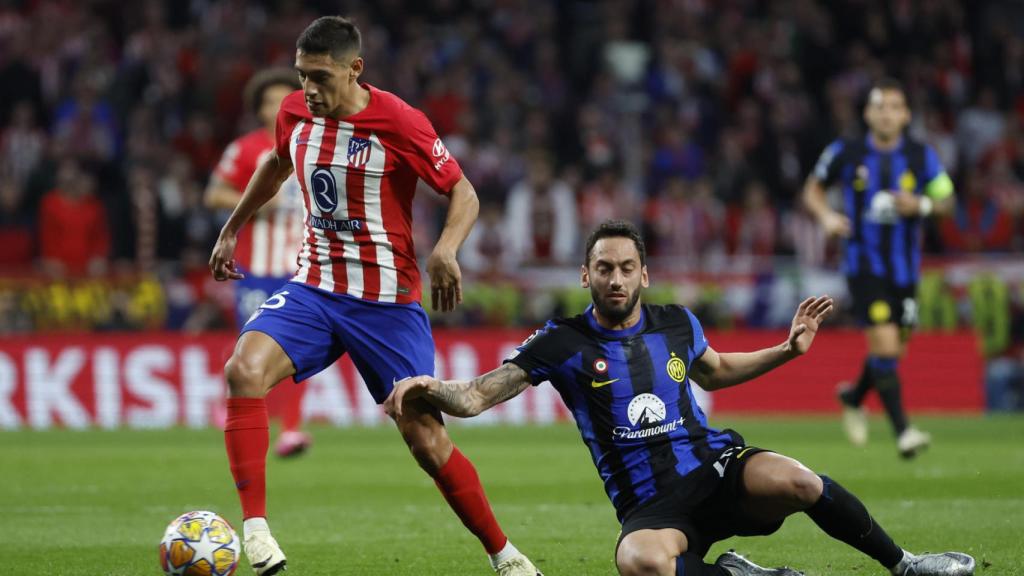 Nahuel Molina supera a Hakan Çalhanoglu