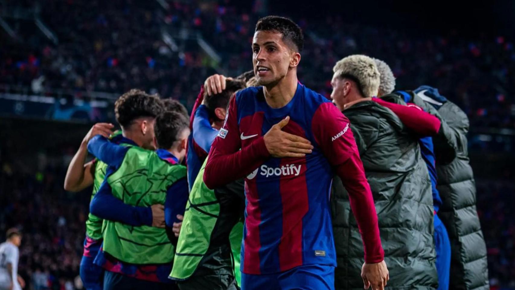 Joao Cancelo señala el escudo del Barça tras marcar al Nápoles