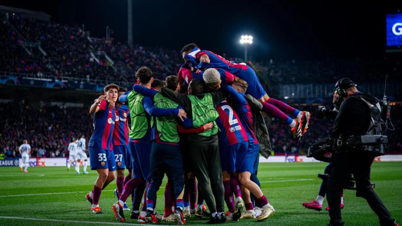 Los jugadores del Barça hacen piña en la victoria contra el Nápoles