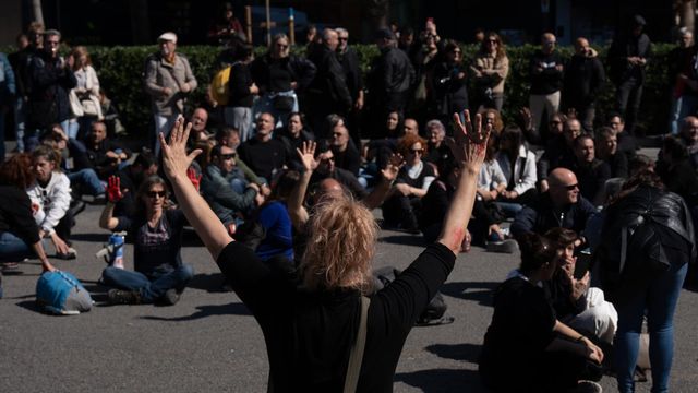 Funcionarios de prisiones cortan la Gran Via en protesta por la muerte de una trabajadora
