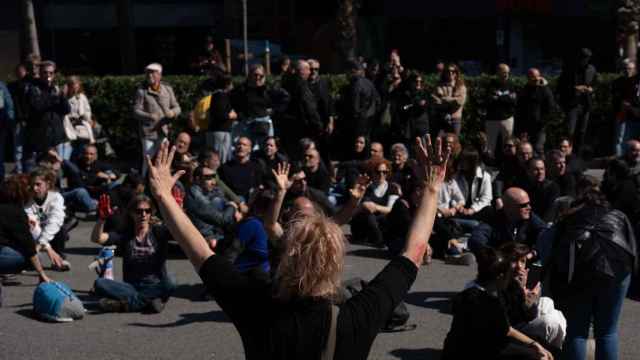 Funcionarios de prisiones cortan la Gran Via en protesta por la muerte de una trabajadora