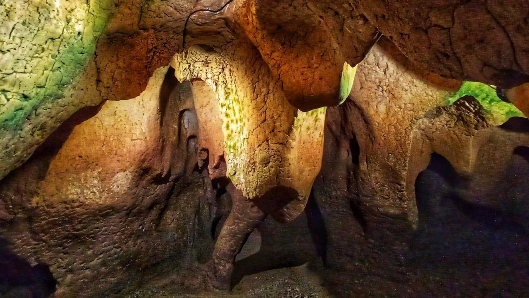 Interior de les Coves del Toll