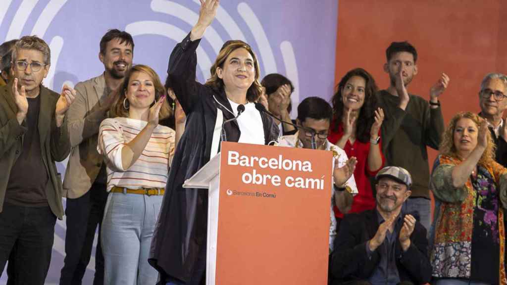 Ada Colau al costat dels seus companys de partit durant un acte de campanya