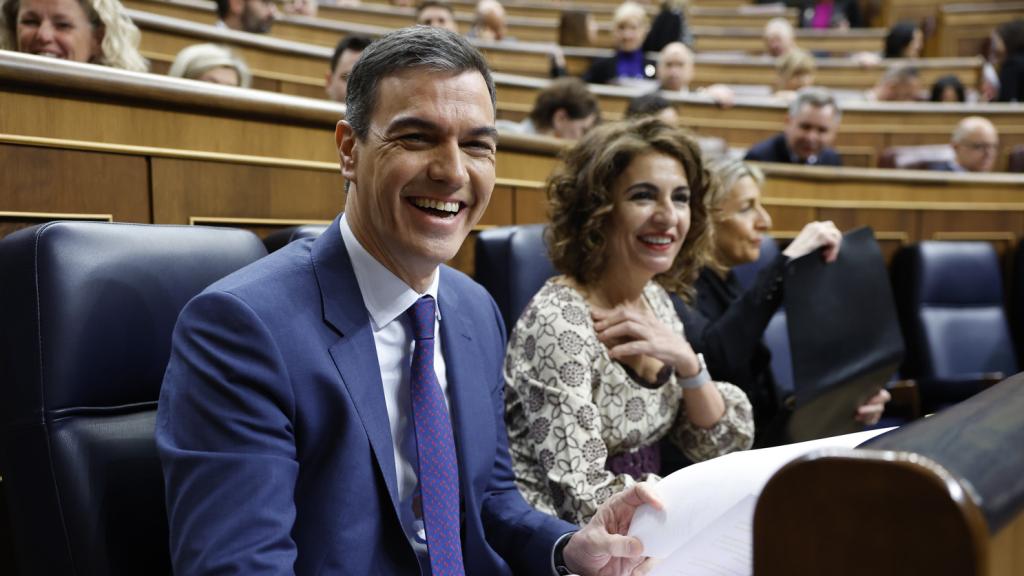El presidente del Gobierno, Pedro Sánchez, y su vicepresidenta María Jesús Montero, en el Congreso