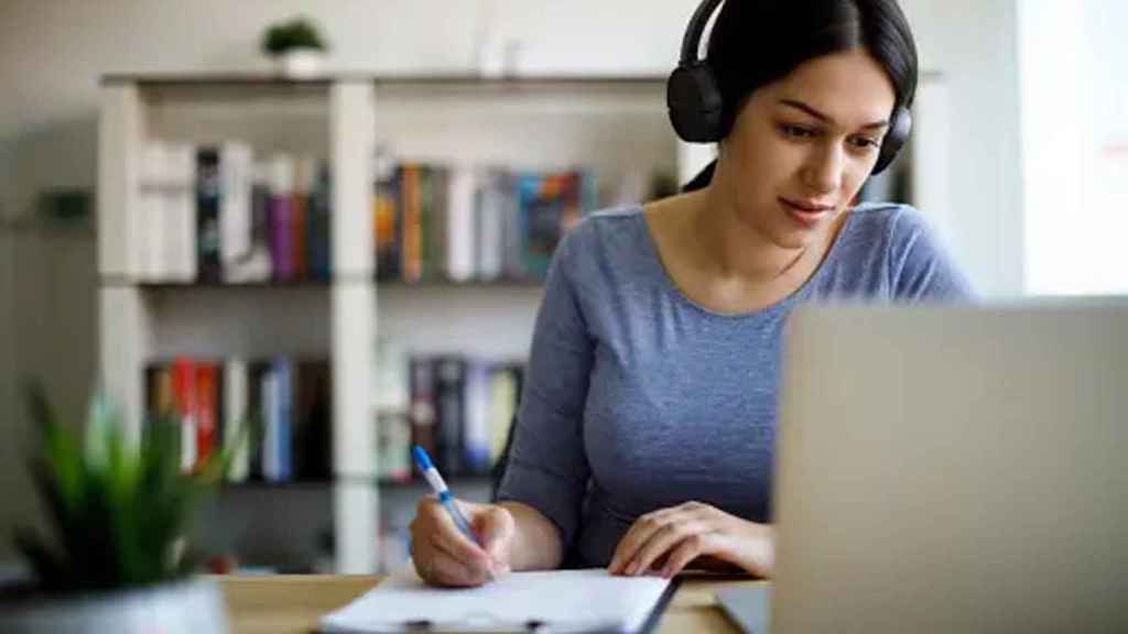 Traductora realitzant el seu treball