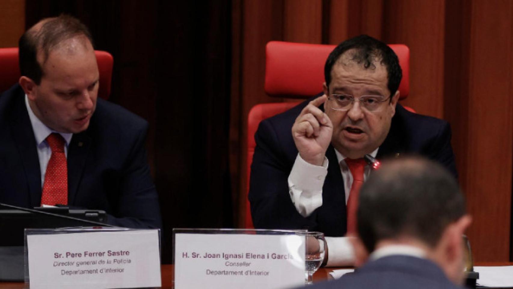 El Director General de la Policía, Pere Ferrer (izq) y el 'conseller' de Interior, Joan Ignasi Elena (dcha)