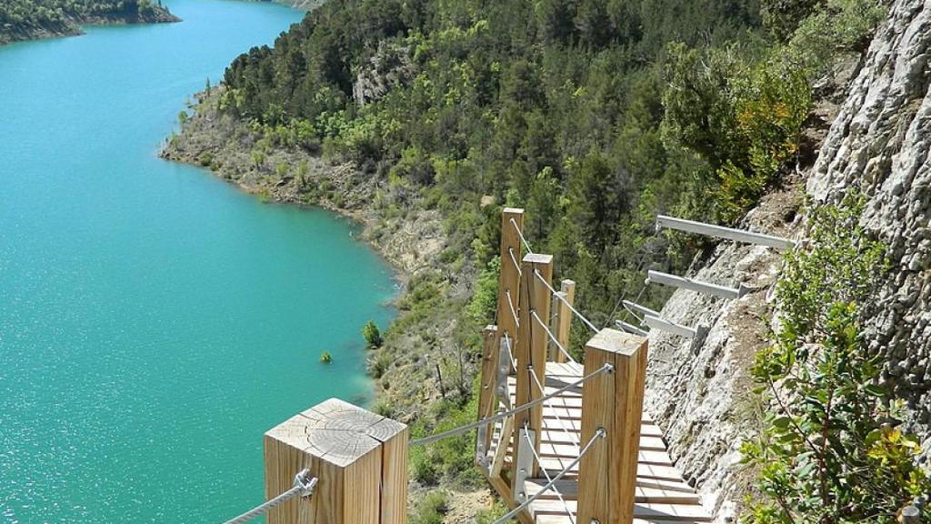 Sendero del desfiladero con vistas al mar