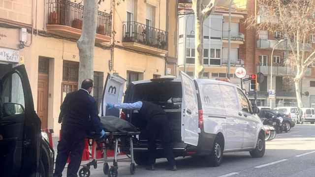 Los servicios funerarios se llevan el cadáver de la mujer asesinada