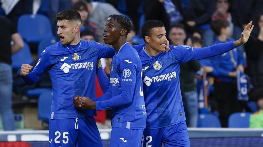 Ilaix Moriba celebra con Mason Greenwood el gol del Getafe contra el Girona