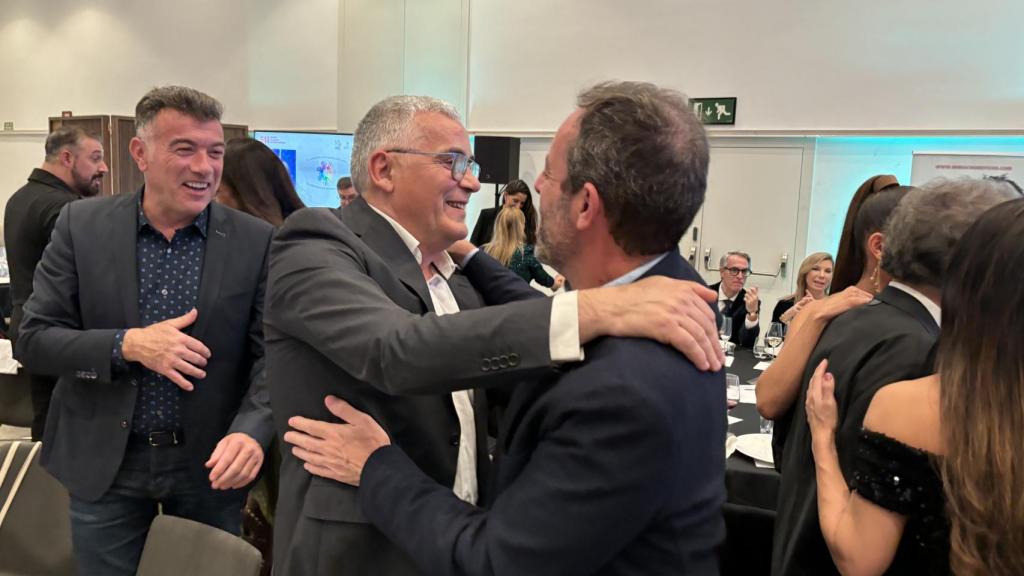 Abrazo entre Sandro Rosell y Joan Collet