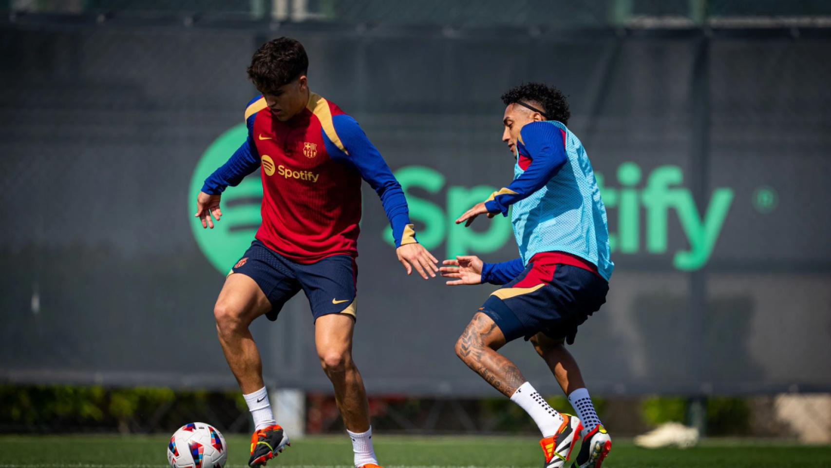 Pau Cubarsí, defendido por Raphinha en un entrenamiento