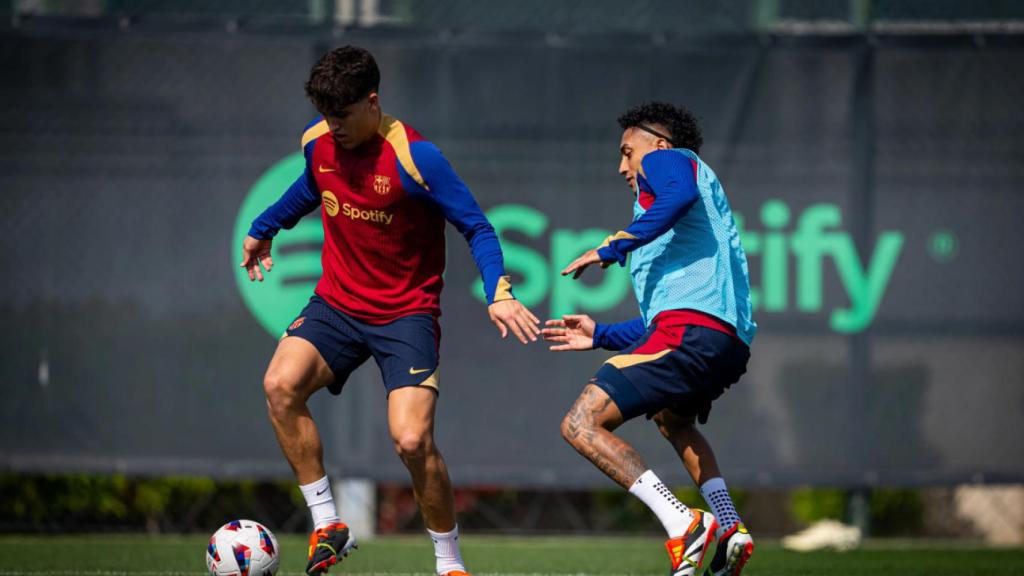 Pau Cubarsí, defendido por Raphinha en un entrenamiento